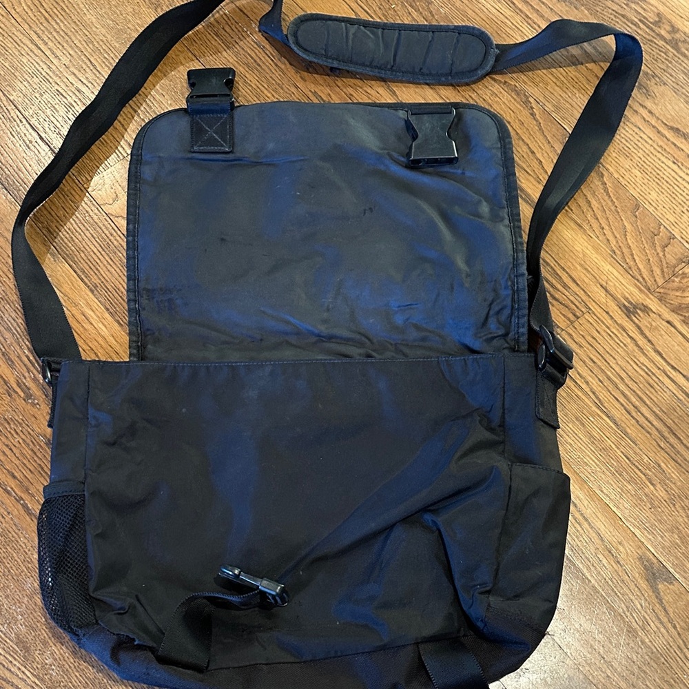 Polo by Ralph Lauren Classic Black Messenger Bag! - Picture 3 of 11